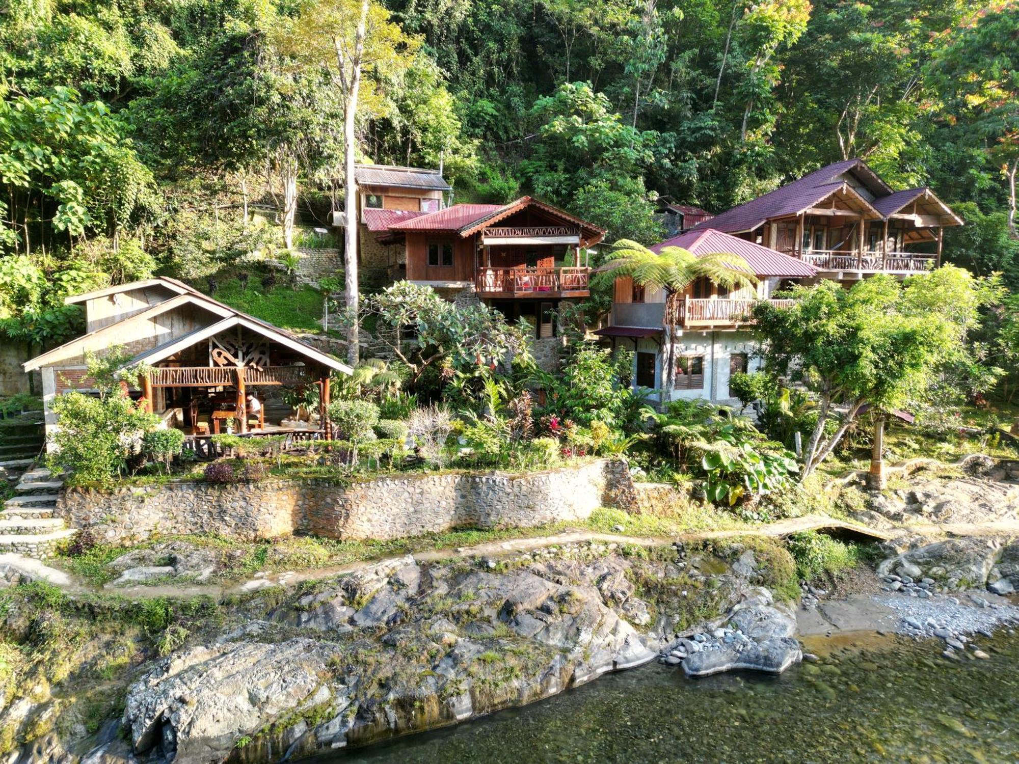 Kupu Kupu Garden Guest House & Cafe Bukit Lawang Esterno foto