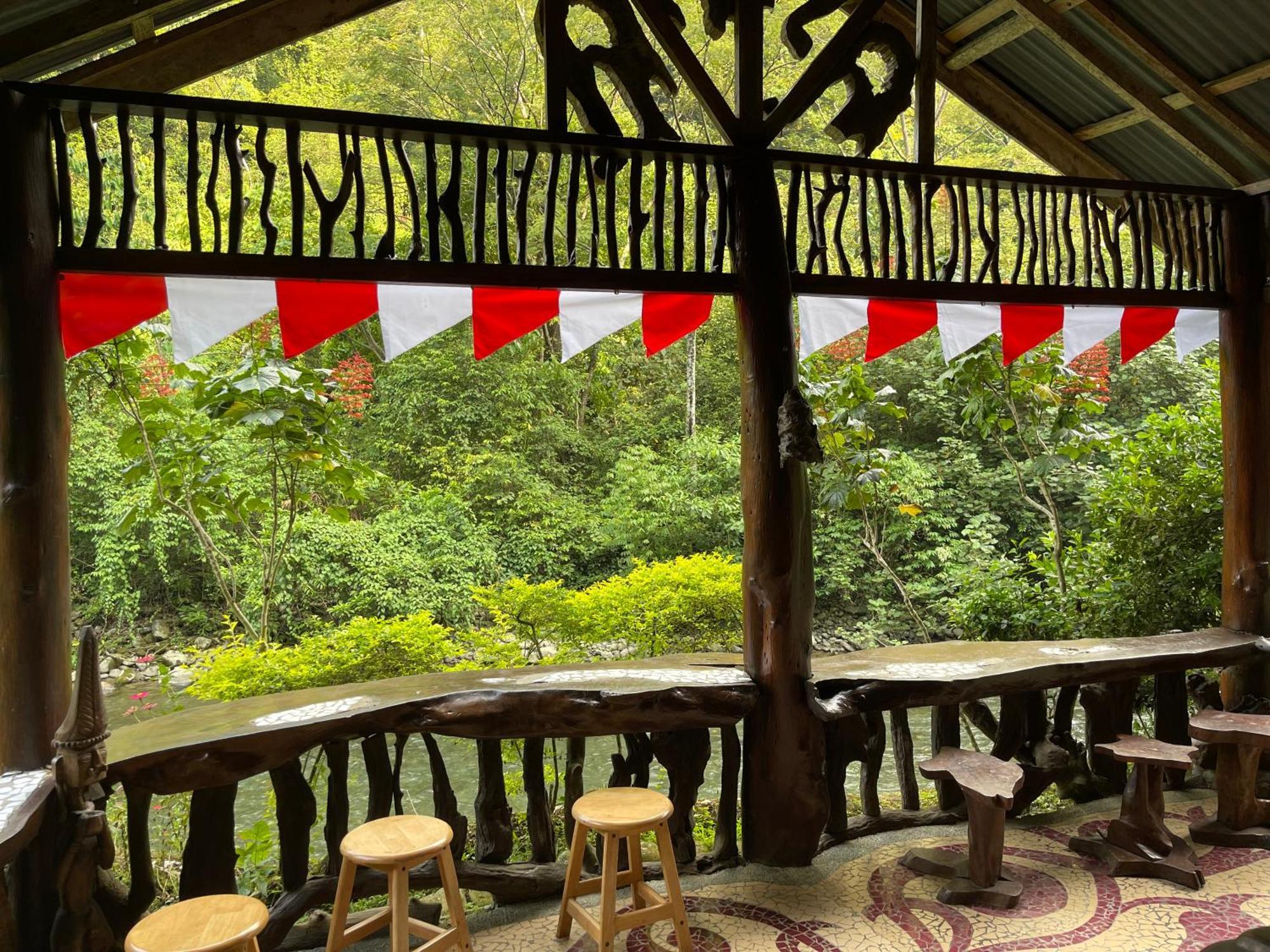 Kupu Kupu Garden Guest House & Cafe Bukit Lawang Esterno foto